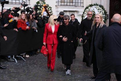 Το τελευταίο αντίο στον Valentino: Η Ντονατέλα Βερσάτσε τον τίμησε με το εμβληματικό Valentino Red, ποιοι έδωσαν το «παρών»