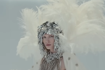 O Αλεσάντρο Μικέλε μετέτρεψε το haute couture show του σε ένα καθηλωτικό ταξίδι στον χώρο της παράστασης