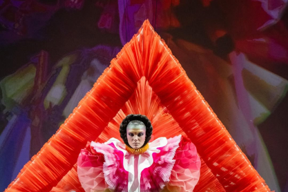 Οι Viktor & Rolf έδωσαν τον δικό τους ορισμό στην ελευθερία και τη φαντασία πετώντας έναν ανθρώπινο, χρωματιστό χαρταετό