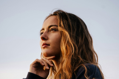 Γυναίκα σκέφτεται