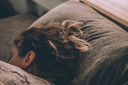 Υπάρχει μια συνήθεια ύπνου που πρέπει να υιοθετήσεις, σύμφωνα με ειδικούς 