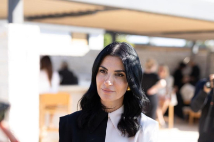 H Μαρία Πολυκρέτη εμπνεύστηκε την έκθεση Rewoven μετατρέποντας ένα νυφικό ζακέτο του 1893 σε γέφυρα παρελθόντος και παρόντος