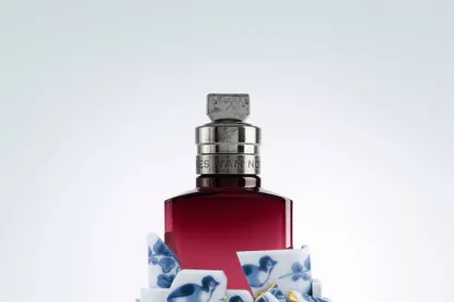 Ο Dries Van Noten μεταμορφώνει το άρωμά του σε κεραμικό έργο τέχνης – και το θέλουμε για τη συλλογή μας