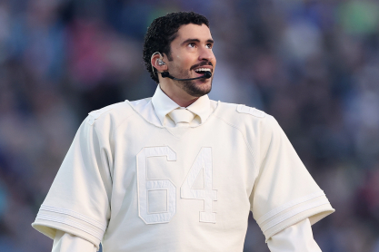 &Omicron; Bad Bunny έ&gamma;&rho;&alpha;&psi;&epsilon; &tau;&eta; &delta;&iota;&kappa;ή &tau;&omicron;&upsilon; &iota;&sigma;&tau;&omicron;&rho;ί&alpha; &sigma;&tau;&eta; &sigma;&kappa;&eta;&nu;ή &tau;&omicron;&upsilon; Super Bowl 2026 - &Omicron; viral &chi;&omicron;&rho;ό&sigmaf; &mu;&epsilon; &tau;&eta; Lady Gaga