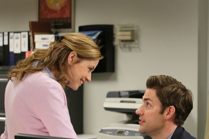 Έρωτας στον εργασιακό χώρο: Ανάμεσα σε Zoom calls και πονηρά Slacks, το φλερτ στη δουλειά έχει επιστρέψει δυναμικά