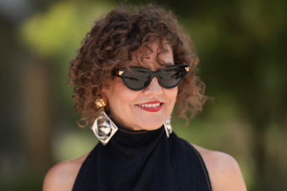 καρέ σγουρά μαλλιά