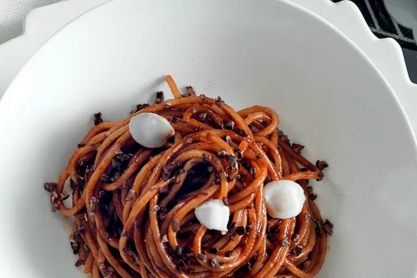 Σπαγγέτι με κακάο και καλαμαράκια: Gourmet πιάτο με μεσογειακή φινέτσα