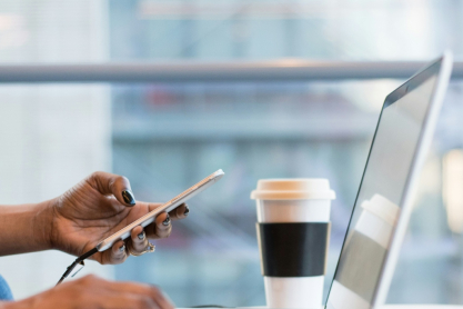 «Η φωνή μας δεν αποτελεί πλέον απόδειξη»: Oι AI τηλεφωνικές απάτες αυξήθηκαν κατά 1.600%