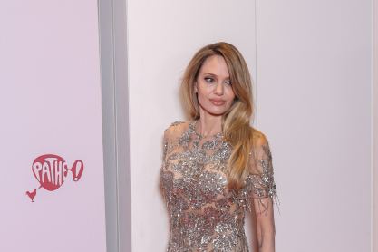 Αντζελίνα Τζολί: Με «γυμνό» φόρεμα όλο λάμψεις, στην πρεμιέρα της ταινίας «Couture»