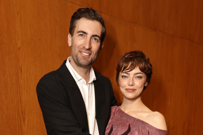 Έμμα Στόουν: Πρωταγωνίστρια στη νέα rom-com που σκηνοθετεί ο σύζυγό της 