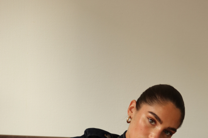 Το denim jacket από τα Stradivarius μοιάζει να ήρθε από το 2016 - Έχει γίνει viral, είναι cool και θα το λατρέψεις