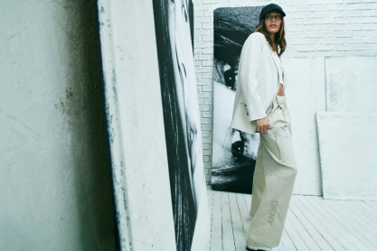 Η DKNY παρουσιάζει την καμπάνια Άνοιξη 2026 με πρωταγωνίστρια τη Hailey Bieber