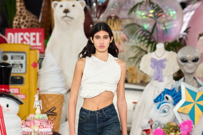 MFW: Ο Γκλεν Μάρτενς παρουσίασε τη νέα συλλογή της Diesel σε ένα χαοτικό αλλά εναρμονισμένο με το σύμπαν της τοπίο