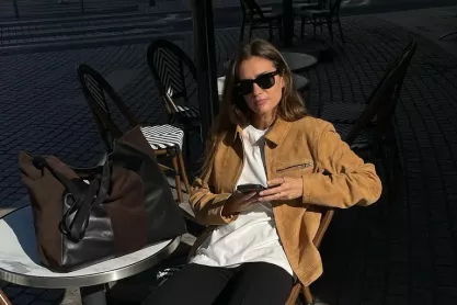 Το σουέτ balloon jacket από τα Stradivarius είναι το πανωφόρι που θα απογειώσει κάθε εμφάνιση – Διαθέσιμο σε 4 χρώματα