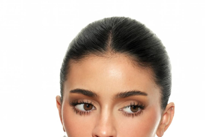 Η Κάιλι Τζένερ φόρεσε bra top από ρόδια για το λανσάρισμα του νέου Lip Butter της Kylie Cosmetics και έγινε viral