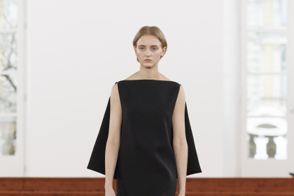 Ο Simone Bellotti συνεχίζει να επαναπροσδιορίζει τον μινιμαλισμό του οίκου Jil Sander