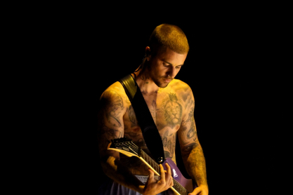 Ο Τζάστιν Μπίμπερ επέστρεψε στη σκηνή των Grammy, 4 χρόνια μετά - Τραγούδησε μόνο με το σορτσάκι του