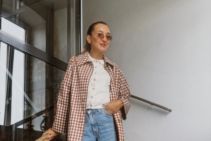 Η καμπαρντίνα από τα Sézane που θα φορούσε κάθε κομψή Παριζιάνα – Ταιριάζει με όλα, είναι super chic