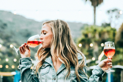 Λευκό ή κόκκινο; Τι αποκαλύπτει για την προσωπικότητά σου το κρασί που προτιμάς