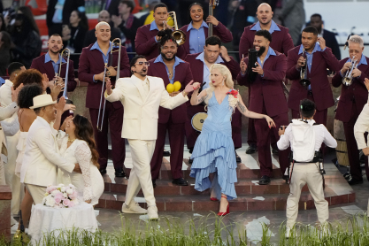 Όλοι μιλούν για τον Bad Bunny, όμως η εμφάνιση - έκπληξη της Lady Gaga ήταν εξίσου iconic