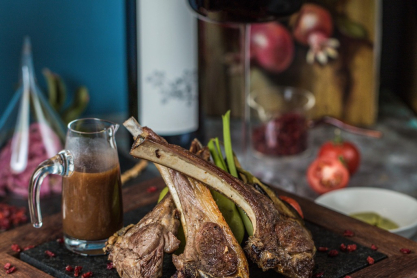 Τα αρνίσια παϊδάκια που τρως με τα χέρια είναι το απόλυτο πιάτο της Τσικνοπέμπτης