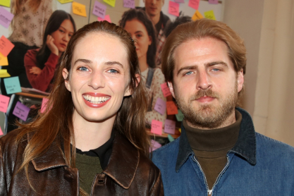 Παντρεύτηκε η Robin του Stranger Things: Η γνωριμία της Μάγια Χοκ με τον Κρίστιαν Χάτσον και ο γάμος