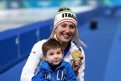 &Omicron;&iota; &mu;&alpha;&mu;ά&delta;&epsilon;&sigmaf; &theta;&rho;&iota;&alpha;&mu;&beta;&epsilon;ύ&omicron;&upsilon;&nu;: &Omicron;&iota; &Chi;&epsilon;&iota;&mu;&epsilon;&rho;&iota;&nu;&omicron;ί &Omicron;&lambda;&upsilon;&mu;&pi;&iota;&alpha;&kappa;&omicron;ί &Alpha;&gamma;ώ&nu;&epsilon;&sigmaf; &gamma;&rho;ά&phi;&omicron;&upsilon;&nu; &iota;&sigma;&tau;&omicron;&rho;ί&alpha; &mu;&epsilon; &alpha;&rho;&iota;&theta;&mu;ό-&rho;&epsilon;&kappa;ό&rho; &alpha;&theta;&lambda;&eta;&tau;&rho;&iota;ώ&nu; &pi;&omicron;&upsilon; &epsilon;&pi;έ&sigma;&tau;&rho;&epsilon;&psi;&alpha;&nu; &mu;&epsilon;&tau;ά &tau;&eta; &gamma;έ&nu;&nu;&alpha;