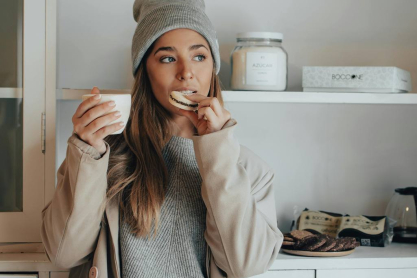 Η πρωινή συνήθεια που θα σε κάνει να θέλεις να τρως γλυκά όλη την ημέρα