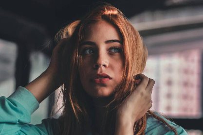 Γιατί σε πιάνει πονοκέφαλος μετά το φαγητό και πώς να τον σταματήσεις