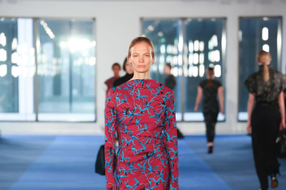 NYFW: H Ρέιτσελ Σκοτ «σχεδιάζει» το μέλλον της Porenza Schoulder – Πώς ο ρομαντισμός και σύγχρονη δυναμική έγιναν ένα