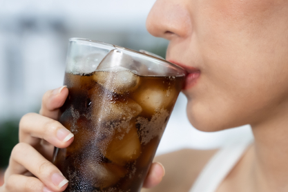 COCA-COLA ZERO χωρίς καφεΐνη: Επαναλανσάρεται με ανανεωμένη εμφάνιση, χαρίζοντας σε κάθε βράδυ μοναδική γεύση