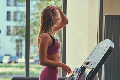 Τι θα συμβεί στο σώμα σου αν περπατάς ανάποδα στον διάδρομο του γυμναστηρίου για μια εβδομάδα