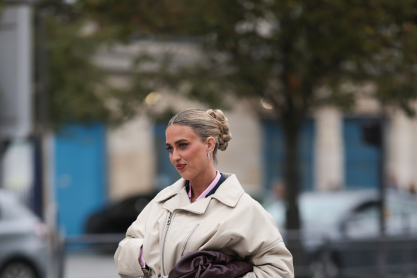 Ο απροσδόκητα cute χρωματικός συνδυασμός στα sneakers που βλέπουμε παντού – και θα φορέσεις με τα πάντα