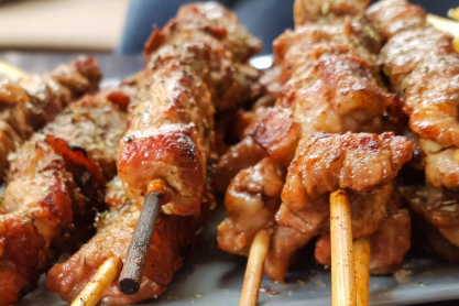 Αυτά είναι τα καλύτερα καλαμάκια σουβλάκια της Αθήνας