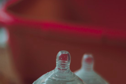 Συνεχίζονται οι ανακλήσεις στο βρεφικό γάλα: Η μεγαλύτερη κρίση στην ιστορία του κλάδου