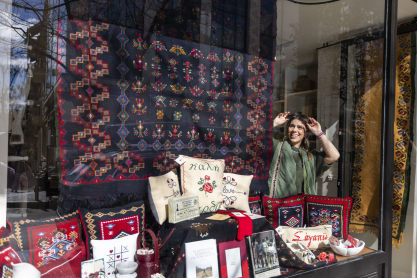 H Αλεξάνδρα Νεοφύτου στο Jennygr: «Η παράδοση δεν είναι κάτι ξένο, είμαστε εμείς οι ίδιοι και τη φέρουμε μέσα μας»