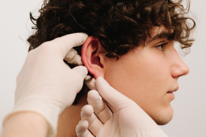 Αναίμακτη ωτοπλαστική χωρίς νυστέρι: Η νέα τεχνική που διορθώνει τα “πεταχτά αυτιά” μόνο με τοπική αναισθησία