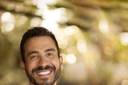 Ο Γιάννης Αθανασόπουλος στο Women's Forum 2026: Είμαι Εδώ Για Εσένα - Πού κρύβεται το φως όταν όλα ραγίζουν;