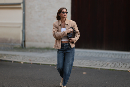 Το barrel jean από τα Cos που θα φορέσεις με sneakers και κομψά φλατ στο γραφείο – Βγαίνει σε 4 χρώματα 