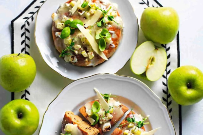 Gourmet πίτσα στο τηγάνι με 4 τυριά και μήλα