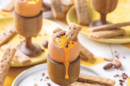 Αυγά βραστά με κόκκους κακάο και γλυκά μπισκότα