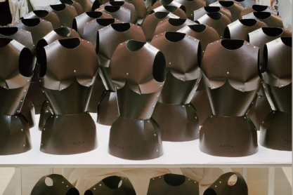 &Tau;&omicron; show &tau;&omicron;&upsilon; Pieter Mulier &gamma;&iota;&alpha; &tau;&omicron;&nu; &omicron;ί&kappa;&omicron; Ala&iuml;a ή&tau;&alpha;&nu; έ&nu;&alpha; &alpha;&nu;&tau;ί&omicron;, &gamma;&epsilon;&mu;ά&tau;&omicron; &sigma;&upsilon;&nu;&alpha;ί&sigma;&theta;&eta;&mu;&alpha; &kappa;&alpha;&iota; &sigma;&upsilon;&mu;&beta;&omicron;&lambda;&iota;&sigma;&mu;&omicron;ύ&sigmaf;