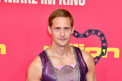 Ο Αλεξάντερ Σκάρσγκαρντ με top όλο παγιέτες και λαμπερές λεπτομέρειες