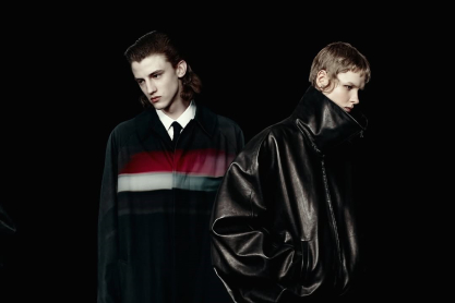 PFW: Ο σκοτεινός ρομαντισμός του McQueen, η κινηματογραφική πασαρέλα του Balenciaga και τα θολά όρια του Jean Paul Gautier