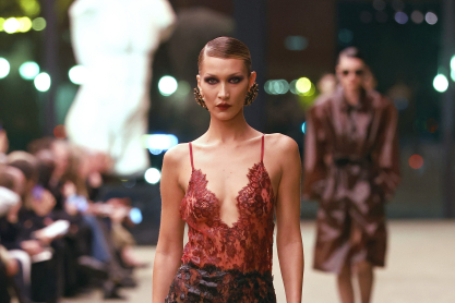 60 χρόνια από το εμβληματικό «Le Smoking», ο Anthony Vaccarello αναδεικνύει τη σύγχρονη σιλουέτα και τον αισθησιασμό του σήμερα