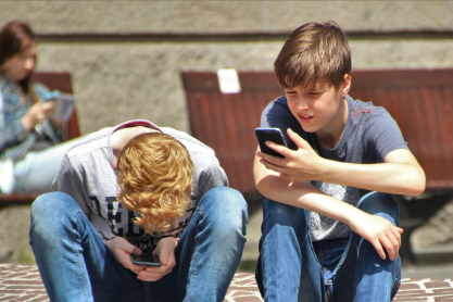 Εφηβεία και Τεχνητή Νοημοσύνη: Τι πρέπει να προσέξουν γονείς και παιδιά 