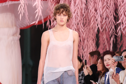 Πώς ένα τζιν γίνεται διάφανο; O Ματιέ Μπλαζί επαναπροσδιόρισε το κλασικό denim – και το θέλουμε στη συλλογή μας