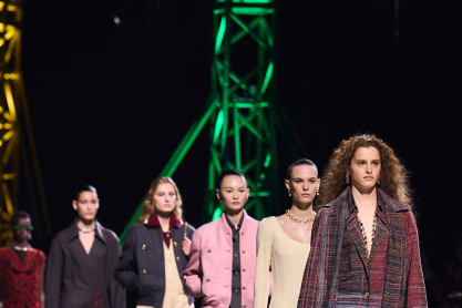 Το νέο σύμπαν της Chanel έχει τις υφές και τα χρώματα του Matthieu Blazy