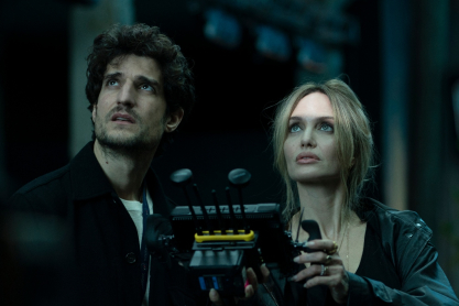 Couture: Η Αντζελίνα Τζολί επιστρέφει στην μεγάλη οθόνη - Aποκλειστικό clip της ταινίας στο JennyGr