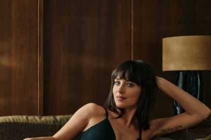 Η Ντακότα Τζόνσον και οι 50 αποχρώσεις του... Calvin Klein – Ποζάρει τόπλες για χάρη της νέας καμπάνιας